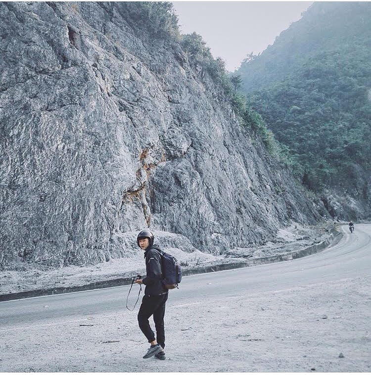 Nhưng đèo Thung Khe hay còn gọi là đèo Đá Trắng ở Hòa Bình thì lúc nào cũng mang một màu trắng bàng bạc phủ khắp không gian, khiến nơi đây đẹp lạ lùng, như những ngọn đồi ở Bắc Âu vậy. Thế nên qua địa điểm này, giới trẻ nhất định phải dừng lại làm vài pô ảnh cực chất.