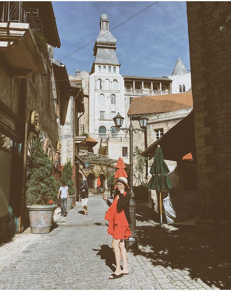 Được thiết kế bởi kiến trúc sư người Pháp, ngay từ khi xây dựng người ta đã mong muốn mang đến một phong cách kiến trúc vừa cổ kính vừa hiện đại của phương Tây đến Bà Nà Hill rồi. Dạo bước trong khu làng này, bạn sẽ tha hồ chìm đắm vẻ đẹp lãng mạn của Pháp trong từng góc phố xinh xắn, quán cafe, cửa hàng.Và tất nhiên, ảnh chụp cũng sẽ đẹp đúng kiểu "trời tây"