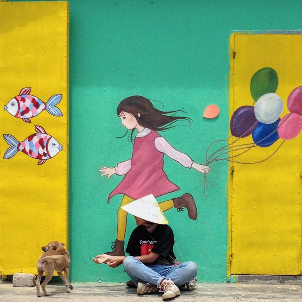 Làng Bích họa Tam Thanh, Quảng Nam là một địa điểm du lịch hết sức nổi tiếng trong khoảng thời gian gần đây. Chính những người bạn Hàn Quốc đã khoác lên làng chài ven biển này một tinh thần tươi mới, tràn đầy sức sống với những bức họa tràn đầy màu sắc với nhiều chủ đề khác nhau.