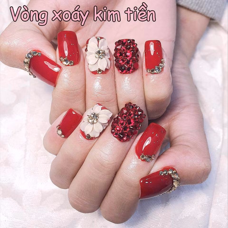 Nickname Tuyết Nguyễn có bình luận khá hài hước: "Nhìn vào những bộ nail sang chảnh này, chắc bố mẹ chồng và chồng cũng thương tình tha cho mình khoản rửa bát ngày Tết. Nếu có bị bắt vào mình cũng sẽ lấy lý do động chạm đến kinh tế để cho chồng mình phải xót xa".