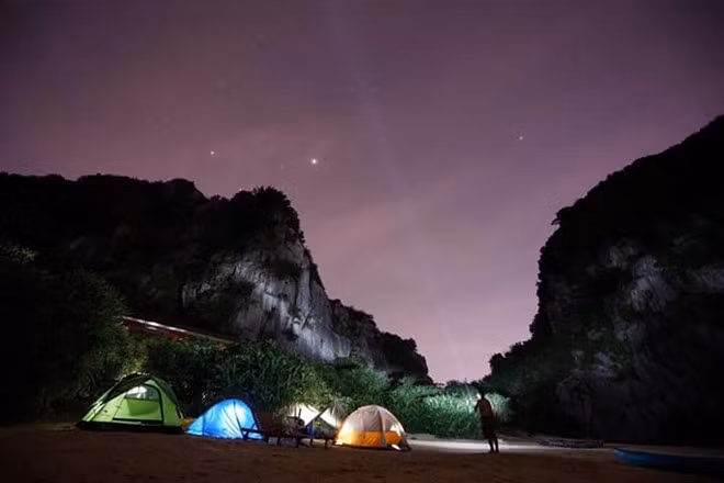 Đảo Mắt Rồng là tên gọi khác của hòn Bái Đông nằm ở rìa phía Nam vịnh Hạ Long (Quảng Ninh). Bao quanh là dãy núi đá vôi, hòn đảo có diện tích khoảng 30 ha. Vẻ đẹp hoang sơ hiện rõ qua không gian xanh mướt, hai khối núi đá lớn bao bọc hai bên, bãi cát trắng mịn trải dài chạy qua kẽ chân du khách.