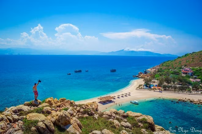 Thời gian vừa qua Hòn Nội đã trở thành một cái tên khá hot trên bản đồ du lịch và tại sao bạn lại không chọn nơi đây để thực hiện những ngày nghỉ lễ Quốc khánh của mình. Nơi đây sở hữu bãi tắm đôi duy nhất ở Việt Nam. Đứng ở bãi cát trắng mịn, quay hướng nào bạn cũng nhìn thấy biển xanh ngắt một màu.