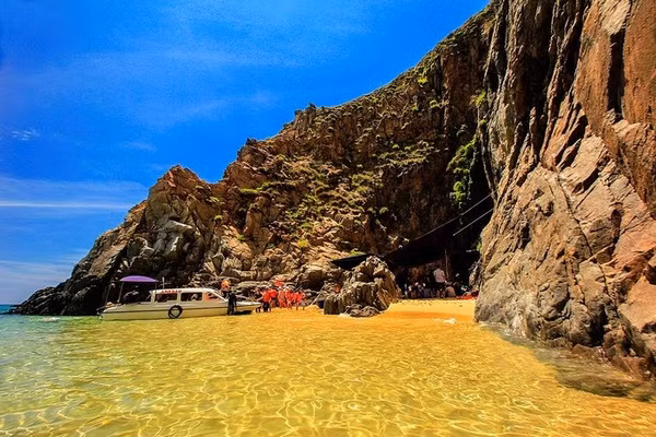 Kỳ Co nằm dưới chân núi Phương Mai thuộc xã Nhơn Lý, cách thành phố Quy Nhơn 25 km về phía Đông Bắc. Từ Quy Nhơn, bạn có thể thuê xe máy hoặc đi taxi đến Eo Gió, rồi thuê cano hoặc ghe để ra Kỳ Co. Cách bờ khoảng 100m, bạn sẽ có thêm một trải nghiệm vui khi leo lên thuyền thúng để vào bờ.