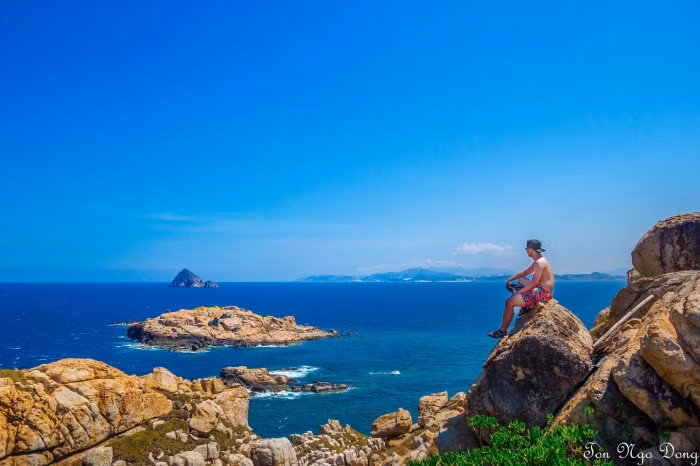 Chưa dừng ở đó, bãi tắm đôi ở Hòn Nội còn có một bên nước nóng, một bên nước lạnh do các dòng chảy tạo nên, khiến bao du khách đã một lần đến thì không thể nào quên.