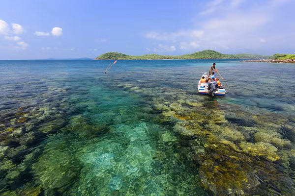 Nằm ngoài khơi tỉnh Kiên Giang, hòn Móng Tay thuộc xã Dương Hòa, huyện Kiên Lương. Hòn đảo này cho bạn tận hưởng không gian riêng tư tuyệt đối và cả những trải nghiệm khó quên đầy tính thám hiểm.