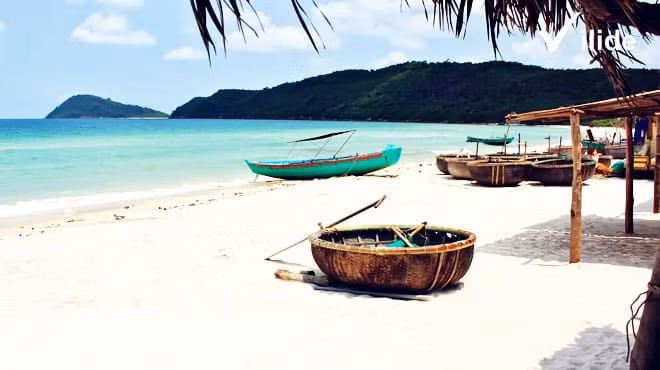 Bãi Khem thuộc thị trấn An Thới, nằm phía Nam đảo Phú Quốc, cách thị trấn Dương Đông (Phú Quốc, Kiên Giang) khoảng 25 km. Từ An Thới, đi về phía Đông khoảng 2 km hoặc từ bãi Sao đi theo lối nhỏ dài khoảng 2 km là đến bãi Khem. Đây được xem là bãi biển đẹp nhất đảo ngọc Phú Quốc với hình dáng cánh cung độc đáo nằm yên bình giữa hai cánh rừng nguyên sinh bạt ngàn.