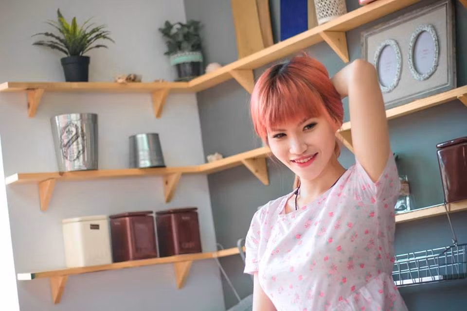 Từ hoàn cảnh khó khăn mà cô nàng quyết chí kinh doanh để thay đổi số phận và may mắn đã mỉm cười với Mẫn Tú. Đầu tiên cô mở một shop bán hàng online chuyên bán những loại son và mỹ phẩm handmade.