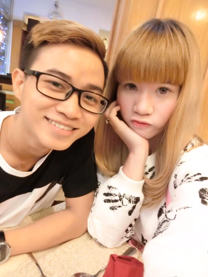 Nhờ tài nói năng hoạt bát, công việc kinh doanh của Mẫn Tú trôi chảy và cô bắt đầu nhập nhiều hàng cao cấp hơn để bán. Sẵn những mối khách cũ, cô nàng lại càng thành công hơn.