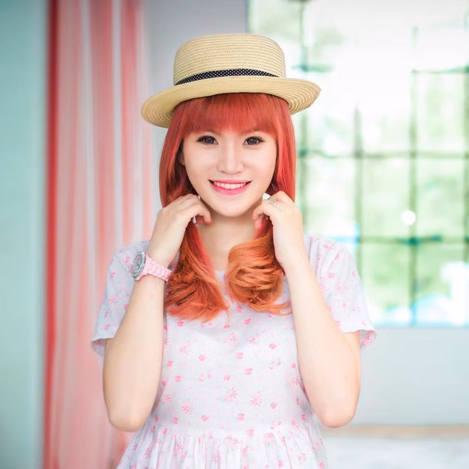 Để có được sự thành công trong kinh doanh như ngày hôm nay, Mẫn Tú phải trải qua rất nhiều khó khăn. Sau khi tốt nghiệp cấp 3, cô nàng 9X này đỗ vào trường đại học nhưng vì gia đình không đủ điều kiện nên Mẫn Tú đành tiếc nuối bỏ dở.