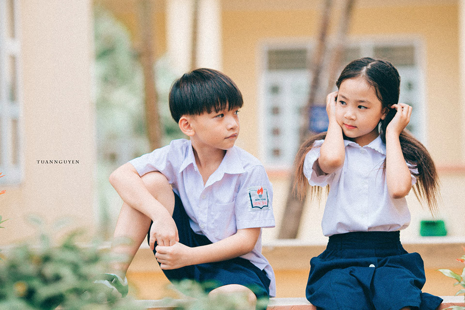 Bộ ảnh mang tên gọi '"Tuổi Thanh Xuân" của hai học sinh tiểu học, đúng với ý tưởng về một thời cắp sách tới trường, thời có những đứa bạn cùng bàn mà khi có chuyện vui buồn gì nó đều là đứa biết và chia sẻ.