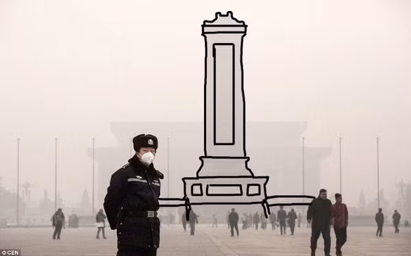Đài tưởng niệm Anh hùng nhân dân tại Bắc Kinh. Chính khói bụi khiến cảnh sát bảo vệ địa danh này phải dùng khẩu trang để đứng gác.