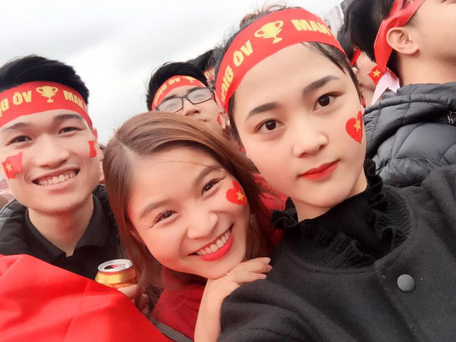 Dù cả Hạnh và Công Phương chưa lên tiếng về mối quan hệ của mình nhưng nhiều dân mạng cho rằng có thể cô chỉ là một fan hâm mộ của cầu thủ U23 Việt Nam chứ không tới mức "bạn gái" hay "người yêu tin đồn".