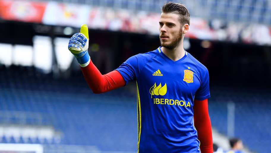 Trong khi thủ thành huyền thoại Iker Casillas đang có dấu hiệu đi xuống phong độ về mặt tuổi tác thì De Gea lại nổi lên với phong độ cực ổn định với những pha đổ người xuất thần.