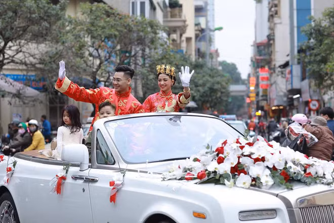 Được biết, Nhật Anh và Đức Cường đã yêu nhau 7 năm, trải qua nhiều biến cố rồi mới quyết định tiến đến hôn nhân.