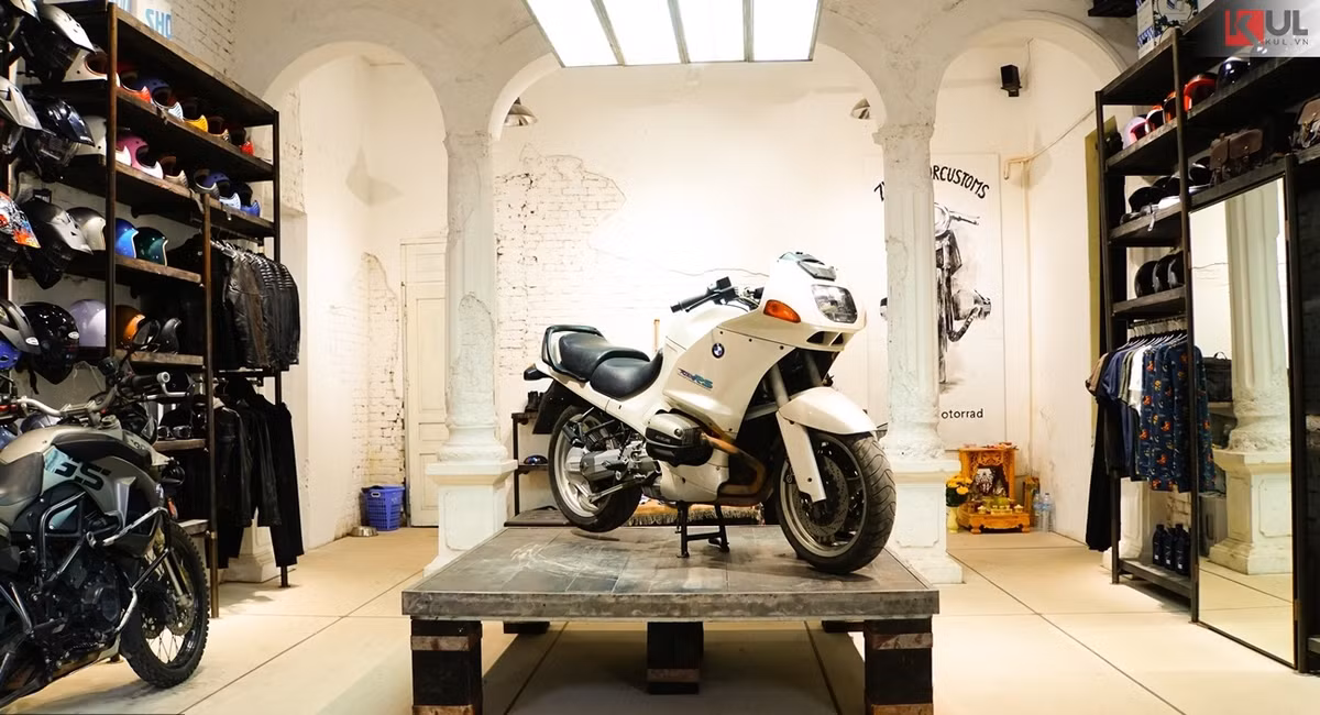 Khu tổ hợp 60s không quá cầu kì, những bức tường lởm chởm vữa để lộ gạch cũng khiến cho Sixty Square đã cổ lại còn cổ hơn. Các shop trang trí rộng rãi đơn giản mà vô cùng ấn tượng, mang đậm phong cách ăn chơi của thế hệ trẻ thời 9X.