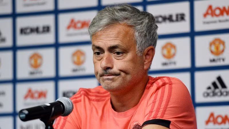  Chuyển nhượng bóng đá mới nhất từ The Sun, Mourinho đang điên loạn khi MU chậm chi tiền để ông mua bom tấn đơn cử như những cái tên như Maguire, Mina, Alderweireld, Perisic hay Willian.