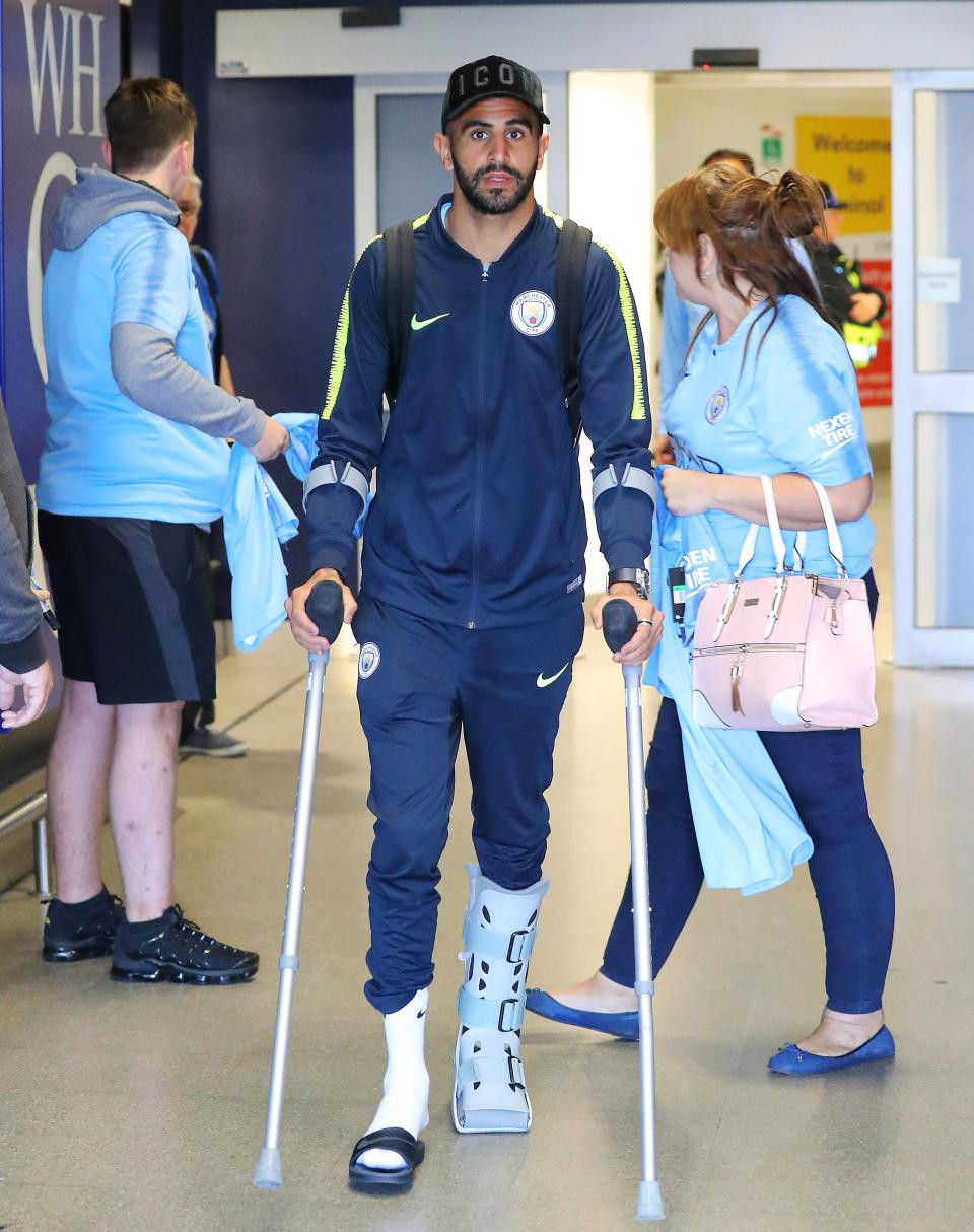 Sau tour du đấu nước Mỹ, các thành viên Man City đã trở lại Anh tối qua. Dẫu vậy, riêng tân binh đắt giá nhất CLB - Mahrez phải đi bằng đôi nạng.