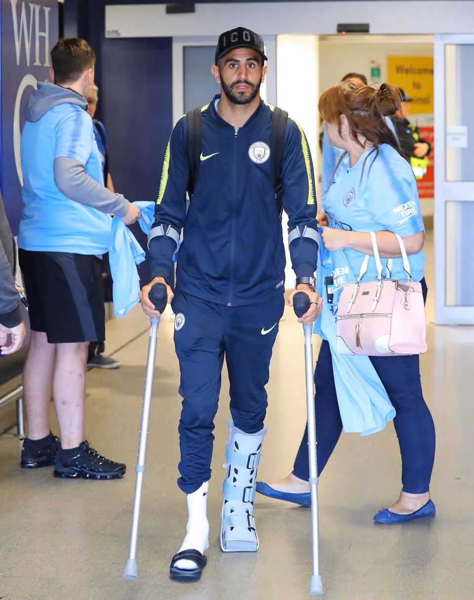 Sau tour du đấu nước Mỹ, các thành viên Man City đã trở lại Anh tối qua. Dẫu vậy, riêng tân binh đắt giá nhất CLB - Mahrez phải đi bằng đôi nạng.