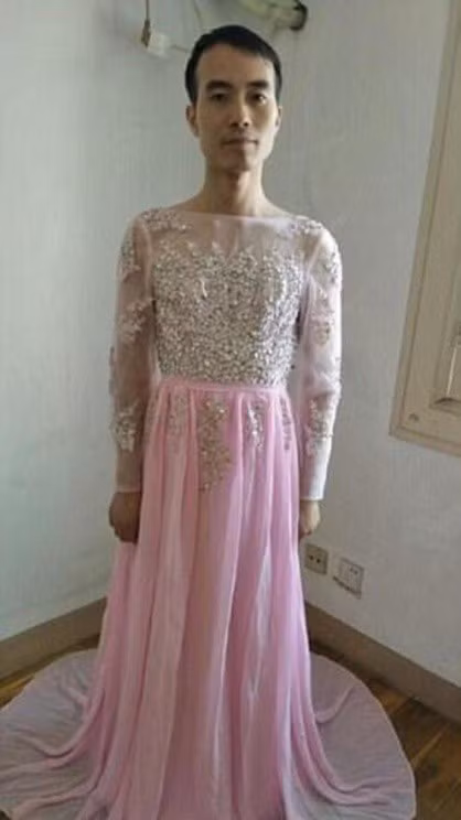 Nhưng khốn thay cho ông chủ shop online trên là một mẫu váy lại có tới 5 màu khác nhau chiếc nào cũng đều làm từ chất liệu chiffon trong suốt, nên cô khách hàng đã yêu cầu chủ shop gửi ảnh thật cho mình xem.