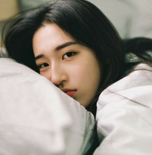 Một tiết lộ thú vị từ người chụp bức ảnh là đây là bộ ảnh đánh dấu cột mốc qua môn thể dục của Huệ. Lúc này, nữ sinh 10X thậm chí còn không trang điểm, không đánh son, vậy mà vẫn xinh đẹp đến mất phần người khác.