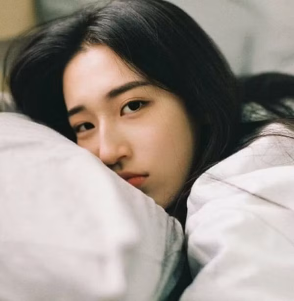 Một tiết lộ thú vị từ người chụp bức ảnh là đây là bộ ảnh đánh dấu cột mốc qua môn thể dục của Huệ. Lúc này, nữ sinh 10X thậm chí còn không trang điểm, không đánh son, vậy mà vẫn xinh đẹp đến mất phần người khác.