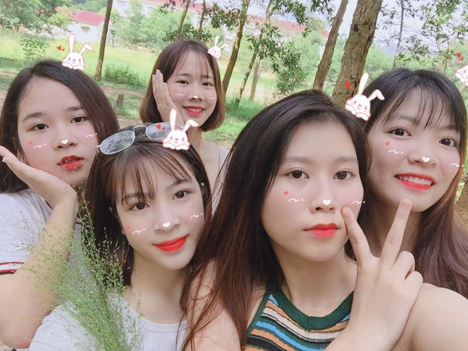 Bộ ảnh này đã được thực hiện cách đây tầm 1 tháng, khi Hà và các bạn học quân sự tại TTGDQP Thái Nguyên. Cả phòng gồm 6 thành viên cùng sinh hoạt trong suốt thời gian học quốc phòng.