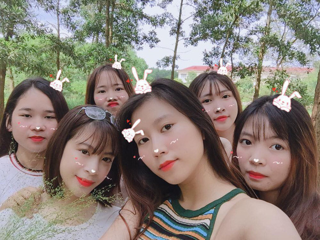 Được biết, Đặng Ngọc Hà và nhóm bạn dễ thương của Hà đều sinh năm 1999, đến từ Thái Nguyên. Cả nhóm đang theo học Đại học Sư phạm - Đại học Thái Nguyên.