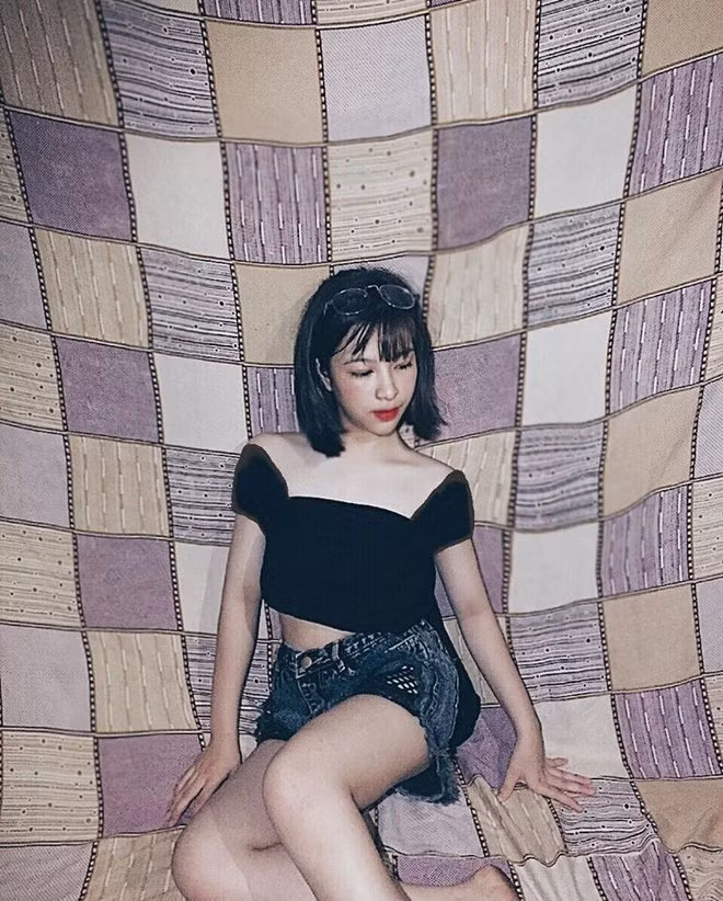 Từ lồng quạt đến chăn màn, thậm chí là cả... cành nhãn đều được Hà và các bạn tận dụng để cho ra đời những bức ảnh đẹp và chất chẳng thua kém studio chuyên nghiệp nào.