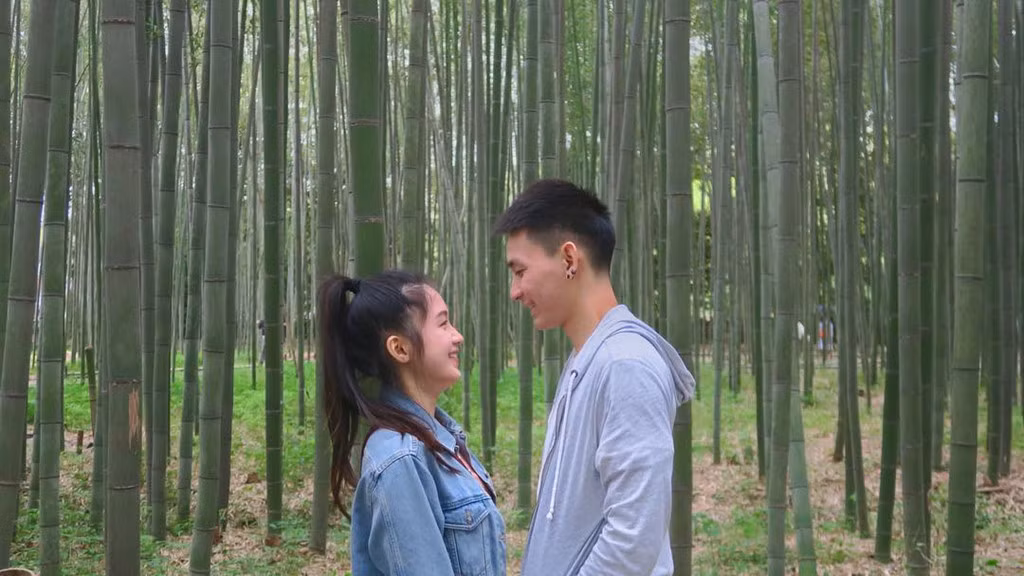 Trước đó, trên trang cá nhân, Ketmany Sivilay thường xuyên chia sẻ những khoảnh khắc tình tứ, lãng mạn bên bạn trai.