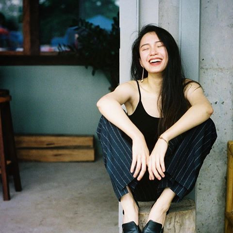 Mới đây, dân mạng cũng tìm ra được danh tính của bạn trai hot girl Ketmany Sivilay. Anh chàng này tên là Oudeth Xayalop (24 tuổi), sinh sống và làm việc tại thủ đô Viêng Chăn, Lào. Tốt nghiệp chuyên ngành Kế toán - Tài chính của ĐH Portsmouth, Anh, 9X hiện làm công việc kinh doanh tại quê nhà.