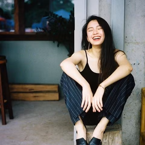 Mới đây, dân mạng cũng tìm ra được danh tính của bạn trai hot girl Ketmany Sivilay. Anh chàng này tên là Oudeth Xayalop (24 tuổi), sinh sống và làm việc tại thủ đô Viêng Chăn, Lào. Tốt nghiệp chuyên ngành Kế toán - Tài chính của ĐH Portsmouth, Anh, 9X hiện làm công việc kinh doanh tại quê nhà.