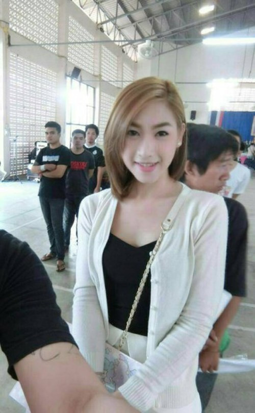 Thái Lan quy định phục vụ trong quân đội là nghĩa vụ bắt buộc đối với công dân nam từ độ tuổi 21. Nam giới đủ 18 tuổi có thể đăng ký tình nguyện nhập ngũ, theo CIA World Factbooks.