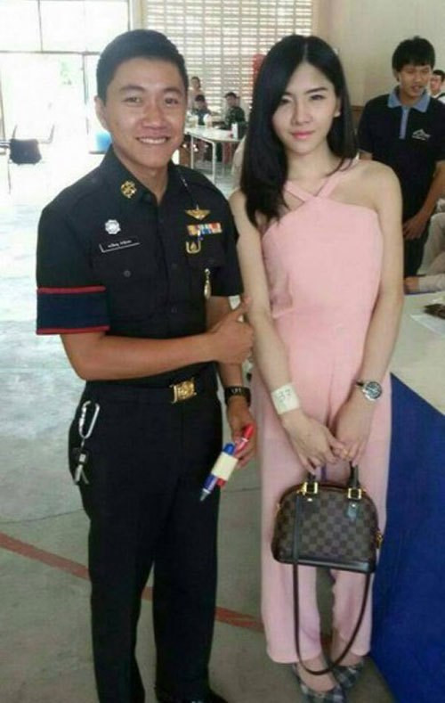 "Đàn ông Thái Lan đi xét tuyển nghĩa vụ quân sự. Tôi xin nhắc lại là Đàn Ông nhé", Nant Thananan, sống và làm việc tại Bangkok, viết bình luận.