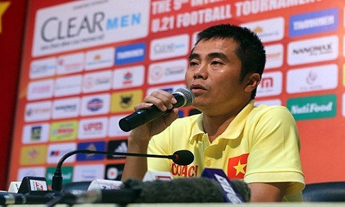 HLV Phạm Minh Đức trả lời phỏng vấn cuối trận.