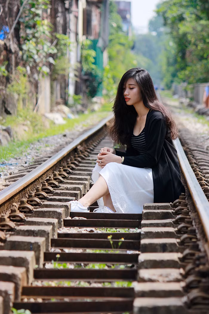 Dải đường sắt nối liền hai con phố Khâm Thiên và Phùng Hưng có chiều dài chừng 2km. Hai bên đường tàu là một khu dân cư sinh sống bao năm từng được báo chí nước ngoài "Xóm đường tàu" bởi cái độc đáo mà nó mang lại.