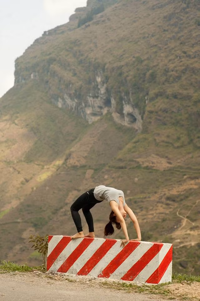 Chia sẻ trên trang cá nhân của mình, cô nàng MC tự do Phụng Yến cho biết cũng chính Yoga đã tiếp thêm cho cô năng lượng để có thể thỏa mãn đam mê du lịch của mình.