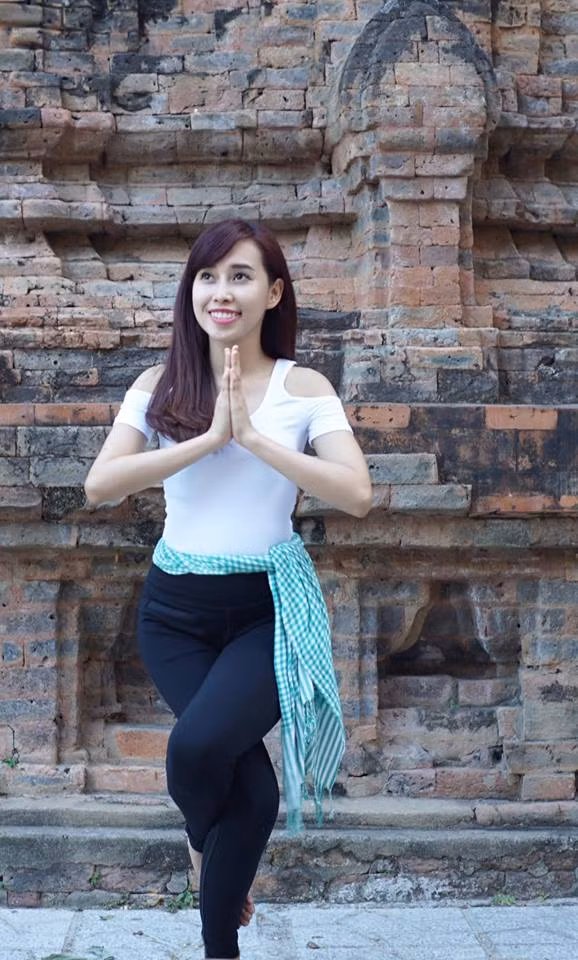 Mới đây, cô nàng MC kiêm Copywriter xinh đẹp có tên Phụng Yến gây chú ý với bộ ảnh tập Yoga trên mọi nẻo đường mà cô đi qua. 