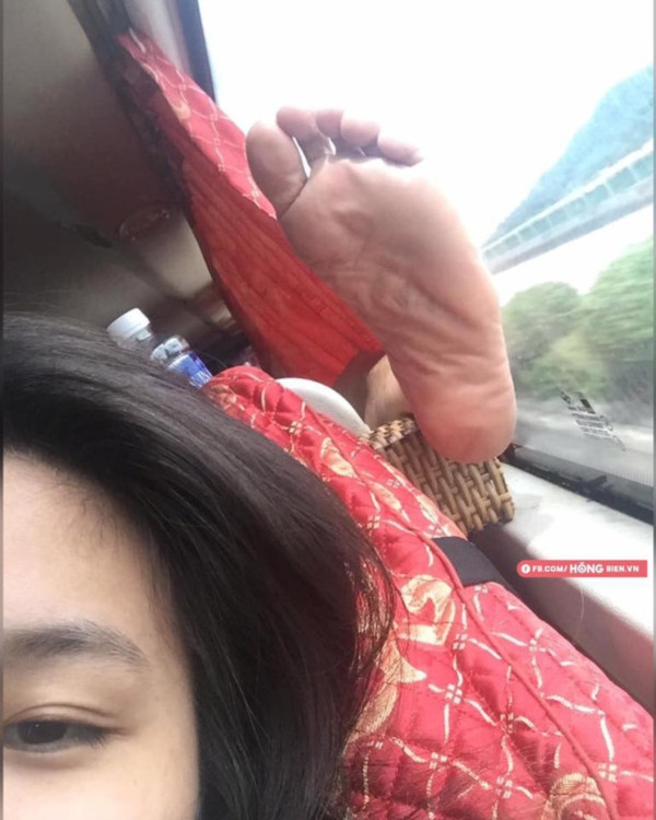 Câu chuyện về những đôi bàn chân hư trên các chuyến xe giường nằm không còn là chuyện quá xa lạ với nhiều người. Hành động thiếu ý thức này ảnh hưởng tới những người xung quanh vì kém sang mà còn từ những mùi hôi.