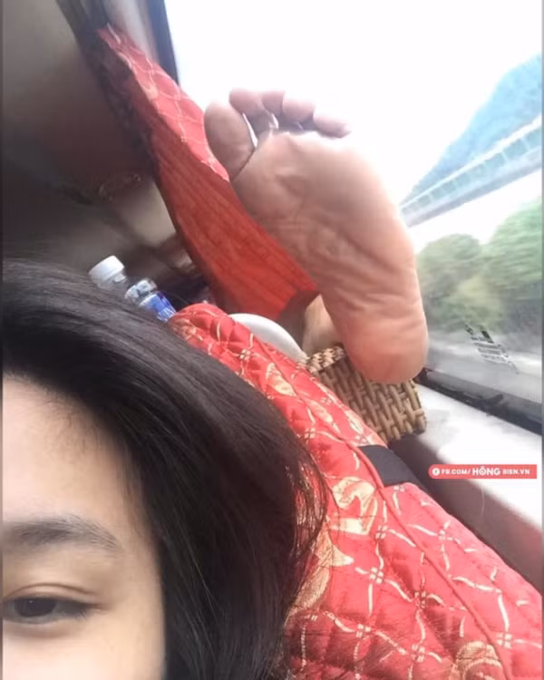 Câu chuyện về những đôi bàn chân hư trên các chuyến xe giường nằm không còn là chuyện quá xa lạ với nhiều người. Hành động thiếu ý thức này ảnh hưởng tới những người xung quanh vì kém sang mà còn từ những mùi hôi.