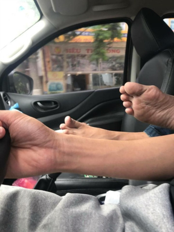 Không ít những câu chuyện đã được các dân mạng viết về những đôi bàn chân và hành động kém sang của các vị khách khi đi xe.