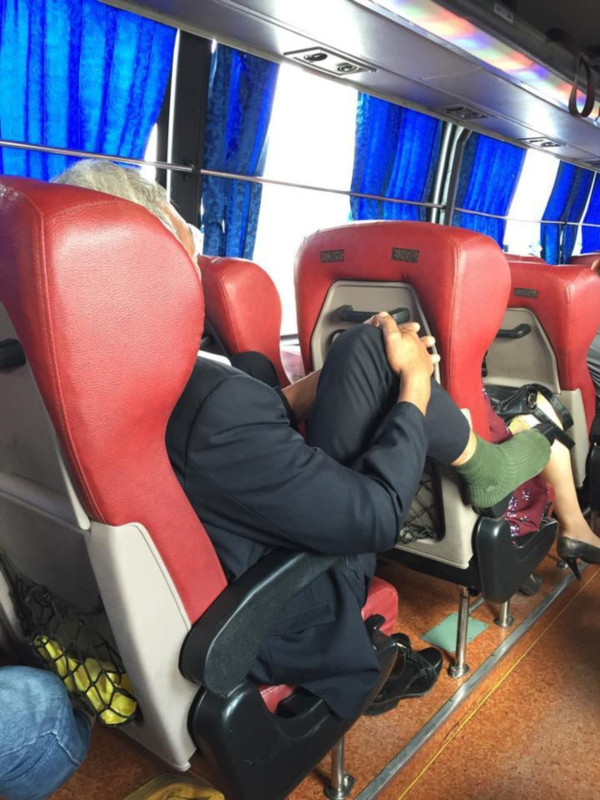 Gặp phải những đôi bàn chân kém sang trên các chuyến xe chẳng khác nào như bị tra tấn suốt hành trình.