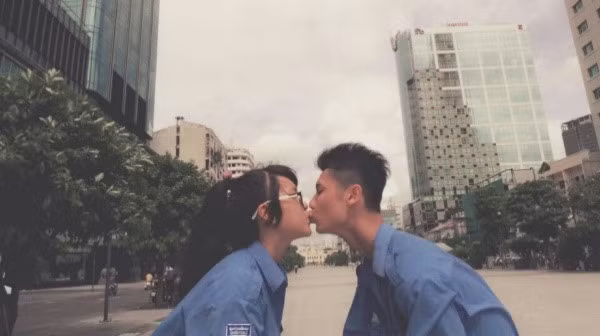 Tuy nhiên, các cặp đôi vẫn cứ hôn nhau như chẳng cần biết có ai đang cạnh mình hay hàng ngàn con mắt đang hướng để xem "bộ phim tình cảm" mà chính họ là những diễn viên chính.