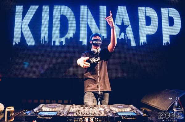 Mới đây, trên một trang thông tin của Thái Lan đã chia sẻ hình ảnh của một anh chàng DJ chuyên đeo khẩu trang lên sân khấu với khả năng chơi nhạc "ma quái" khiến vạn người mê mệt.