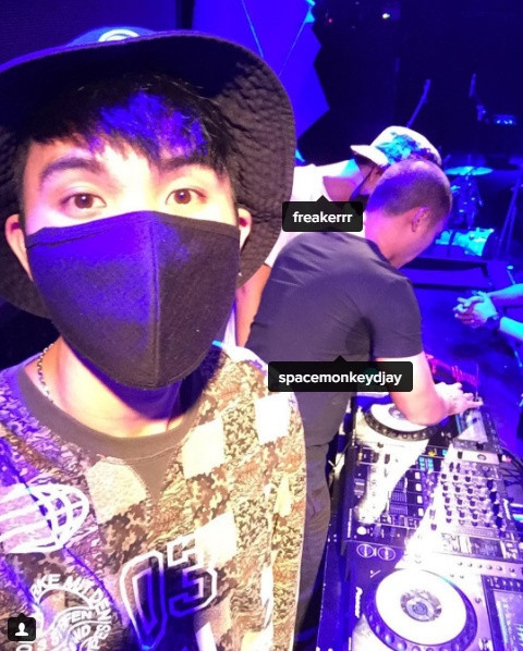 Không chỉ khi đi biển diễn mà ngay cả cuộc sống đời thường của chàng DJ Thái Lan trên đều gắn với hình ảnh những chiếc khẩu trang.