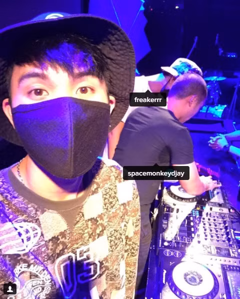 Không chỉ khi đi biển diễn mà ngay cả cuộc sống đời thường của chàng DJ Thái Lan trên đều gắn với hình ảnh những chiếc khẩu trang.