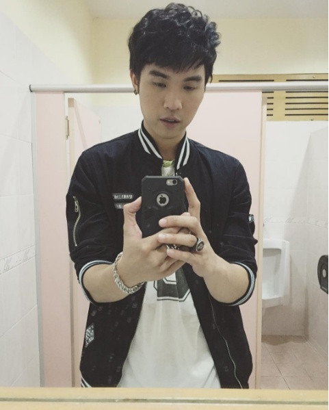 Nếu như khi đeo khẩu trang, anh chàng được ngưỡng mộ với khả năng chơi nhạc và một gương mặt gây tò mò thì khi bỏ khẩu trang đã khiến rất nhiều người choáng váng với nhan sắc thật của mình.