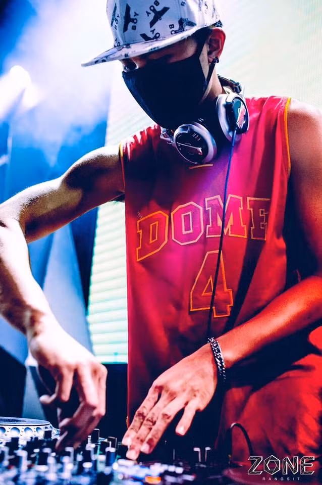 Mọi người đều rất tò mò về nhan sắc thật của anh chàng DJ này, nhiều dân mạng đoán già đoán non và đưa ra ý kiến rằng phải chăng sau lớp khẩu trang kia là cả một khuôn mặt điển trai hoặc có thể ngược lại.