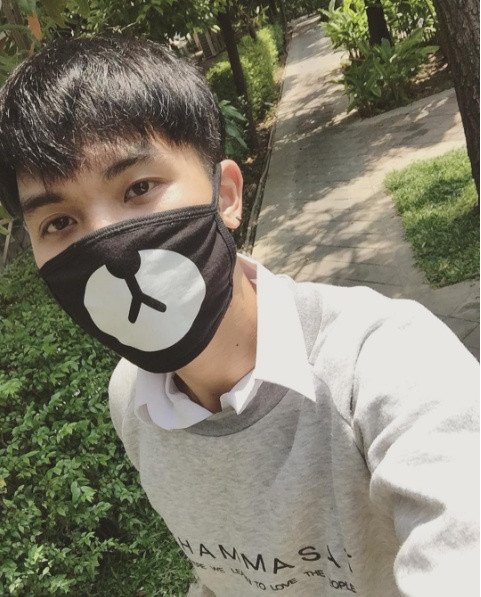 Nhưng khi lục lọi sâu hơn vào trang cá nhân của anh chàng này, nhiều "ma mạng" đã tìm thấy những hình ảnh vô cùng quý giá đầy đủ khuôn mặt của DJ Thái Lan này.