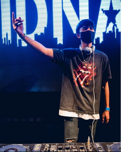 Chưa dừng lại ở đó, hình ảnh của anh chàng DJ quái dị này tiếp tục được cư dân mạng quan tâm đặc biệt chính bởi sự bí ẩn khuôn mặt chứa sau lớp khẩu trang của anh chàng này.