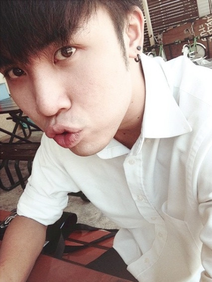 Gương mặt của anh chàng đã khiến khá nhiều cô gái bị sốc. Một gương mặt gầy gò, làn da ngăm đen và hàm răng không được đều đặn chính là khuyết điểm trên mặt chàng trai này.